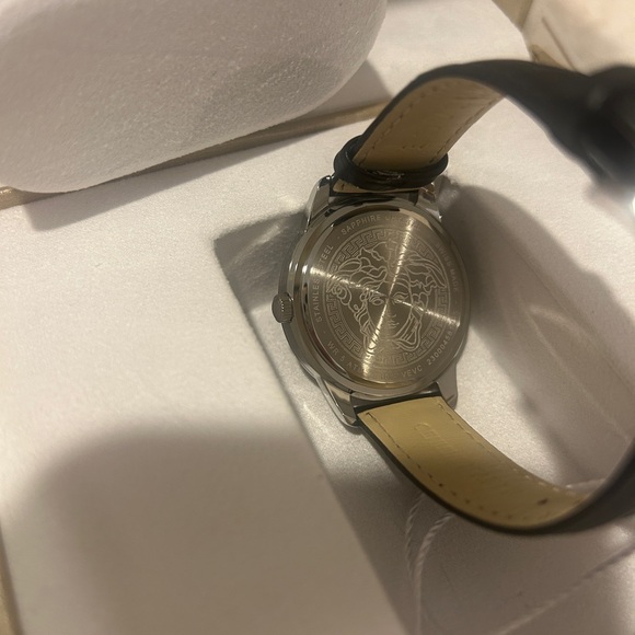 BRAND NEW VERSACE WATCH 70% off! - Picture 5 of 8